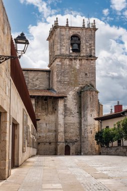 İspanya 'nın Salvatierra kentindeki ortaçağ taş manastırı.
