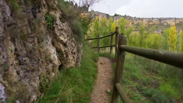 Ścieżka Biegnąca Obok Dużej Pionowej Ściany Skalnej Drewnianym Płotem Duraton — Wideo stockowe