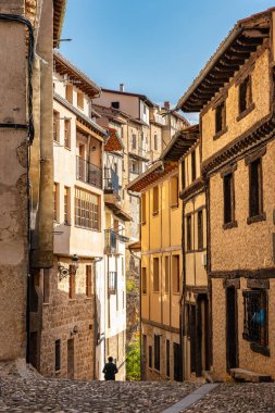 Frias, Burgos, İspanya 'nın pitoresk köyünde eski evler ve kaldırım taşlarıyla dolu bir sokak.