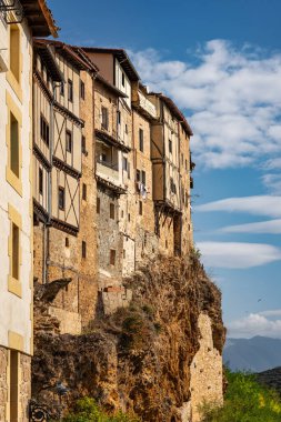 İspanya 'nın ortaçağ köyü Frias' ın tepesindeki uçuruma tünemiş evler.