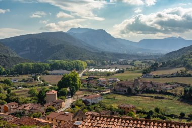 Castilla y Leon 'daki ortaçağ Frias köyünden görülebilen çevreye bakınız.
