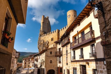 Frias, Burgos 'un ortaçağ şatosunun kulesini görebileceğiniz pitoresk ve eski evlerin olduğu bir sokak.