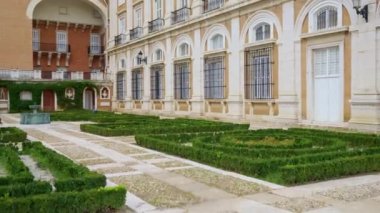 Aranjuez Kraliyet Sarayı 'nın Fransız tarzı bahçeleri. Heykelleri ve süslenmiş çalıları var. Madrid, İspanya.