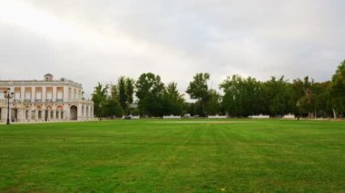 Aranjuez 'in etkileyici kraliyet sarayının panoramik manzarası yan cephesinde, Madrid, İspanya