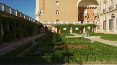 Aranjuez Kraliyet Sarayı 'nın Fransız tarzı bahçeleri. Heykelleri ve süslenmiş çalıları var. Madrid, İspanya.