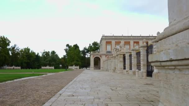 Περπατήστε Δίπλα Στην Πλαϊνή Πρόσοψη Του Βασιλικού Παλατιού Του Aranjuez — Αρχείο Βίντεο