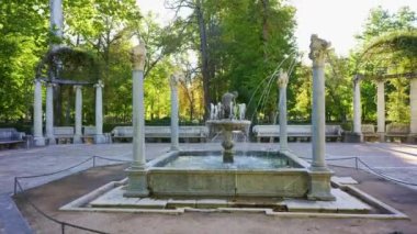 Madrid, Aranjuez kraliyet sarayının bahçesinde eski Fransız çeşmeleri.