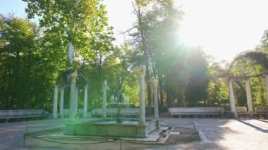 Madrid, Aranjuez kraliyet sarayının bahçesinde eski Fransız çeşmeleri.