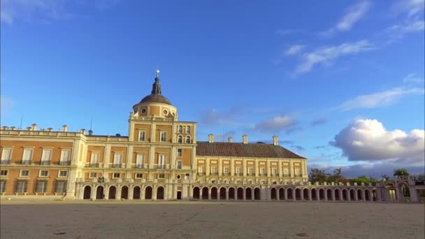 曇りの日の夜明けにアランジュスの王宮のタイムラプス マドリード スペイン — ストック動画