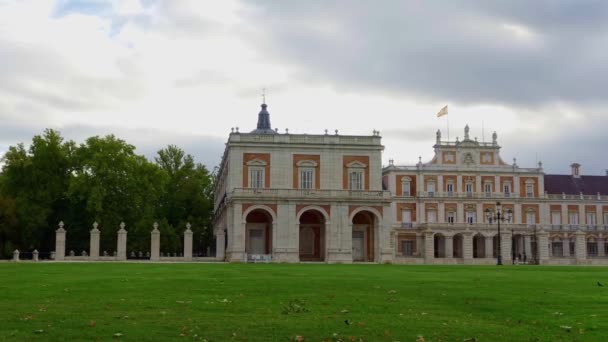 Timelapse Του Βασιλικού Παλατιού Του Aranjuez Την Αυγή Μια Συννεφιασμένη — Αρχείο Βίντεο