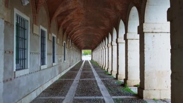 Átjáró Nagy Boltívekkel Kőoszlopokkal Amelyek Perspektívát Teremtenek Aranjuezi Királyi Palotára — Stock videók