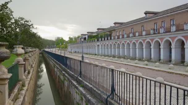 Ingresso Giardini Del Palazzo Reale Aranjuez Con Grandi Fioriere Decorative — Video Stock