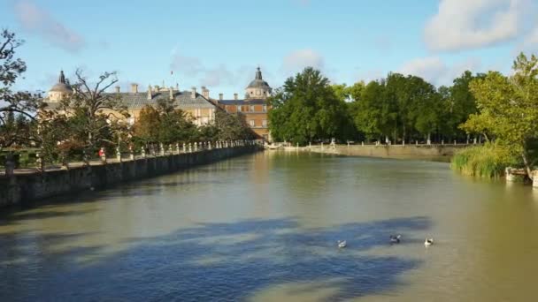 Řeka Tagus Protéká Městem Aranjuez Když Protéká Královským Palácem Madridu — Stock video