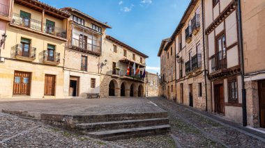 Belediyesi ve İspanya 'nın Burgos, Frias köyündeki eski evleri olan ana meydan.