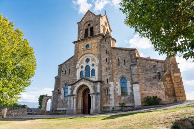 Ortaçağ 'ın Frias, Burgos köyündeki tepenin üstündeki Romanesk taş kilise.