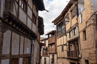 İspanya 'nın Burgos, Frias kasabasındaki eski ortaçağ mimari evlerinin cepheleri
