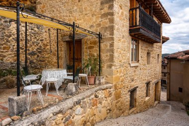 Burgos 'un Frias kasabasında eski görünümlü taş evleri olan dar sokaklar