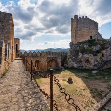 Ortaçağ Frias şatosunun duvarları tepenin tepesinden, Burgos köyüne hükmediyor.