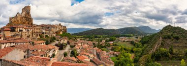 Frias köyünün panoramik manzarası ve Burgos, Castilla Leon, İspanya 'daki kırsal çevresi