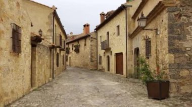 İspanya, Segovia, Pedraza 'daki ortaçağ köyünde taş evlerle dolu resim sokakları.