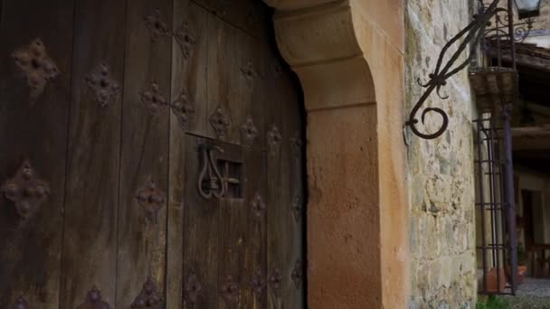Старые Деревянные Двери Средневековые Каменные Здания Деревне Педраса Кастилья Леон — стоковое видео