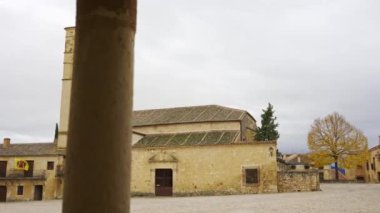 Pedraza 'nın ortaçağ köyünün eski binaları taş sütunlar, Pedraza, Segovia