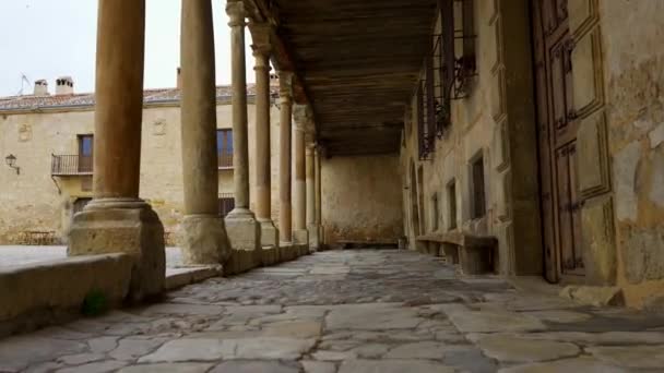 Arkady Bardzo Starych Domów Kamiennymi Kolumnami Drewnianymi Dachami Pedraza Segovia — Wideo stockowe