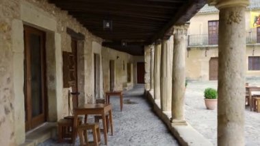 Pedraza, Segovia 'da taş sütunları ve ahşap çatıları olan çok eski evler.