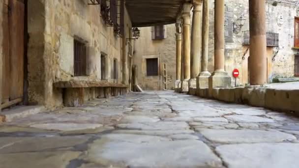 Brukowana Podłoga Bardzo Starymi Kamiennymi Płytami Kamiennymi Kolumnami Pedraza Segovia — Wideo stockowe