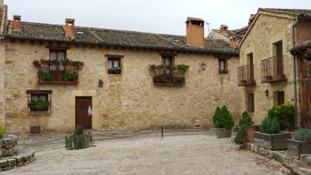 Alte Steinhäuser Mit Holztüren Und Fenstern Mittelalterlichen Dorf Pedraza Segovia — Stockvideo