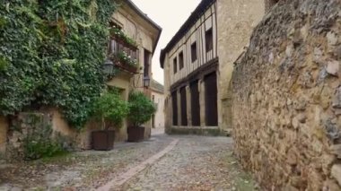 Pedraza, Segovia, İspanya 'daki diğer sokaklara açılan tünellerle dolu güzel dar sokaklar.