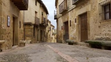 Ortaçağ 'ın Segovia şehrinde taş, Pedraza, İspanya' dan inşa edilmiş bir sokak..