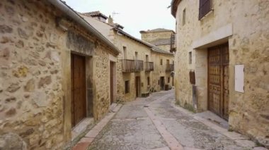 Segovia, Pedraza tatil köyünde taş ve kaldırım taşından yapılmış evlerle dar sokaklar.