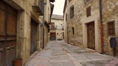 Segovia, Pedraza tatil köyünde taş ve kaldırım taşından yapılmış evlerle dar sokaklar..