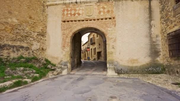 Arco Entrada Para Cidade Medieval Pedraza Localizada Topo Uma Colina — Vídeo de Stock