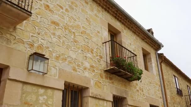 Балконы Железными Перилами Каменных Домах Средневековом Городе Педраза Сеговия — стоковое видео