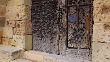 İnanılmaz ortaçağ ahşap kapısı ve binayı savunmak için demirden çiviler, Pedraza, Segovia
