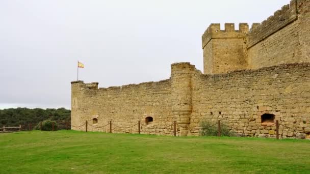 スペインのセゴビア県ペドラサのリゾート町の隣にある中世の城 — ストック動画