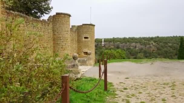 セゴビアのペドラザの町で石と鉄の門で作られた中世の城 — ストック動画
