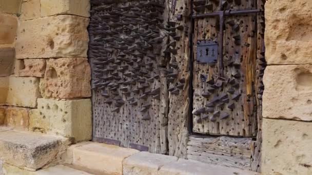 Verbazingwekkende Middeleeuwse Houten Deur Ijzeren Spikes Het Gebouw Verdedigen Pedraza — Stockvideo