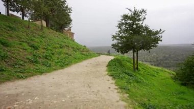 Pedraza şehrini çevreleyen yol çok rüzgarlı ve sisli bir günde, Segovia