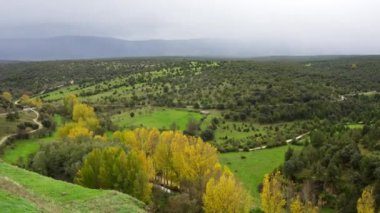 İspanya 'nın Castilla Leon kentindeki Pedraza Ortaçağ kasabasını çevreleyen dağ manzarası
