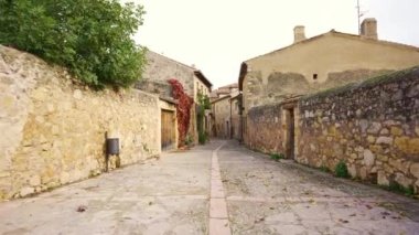 Orta Çağ Pedraza, Segovia 'da eski taş evleri olan kaldırımlı sokaklar.