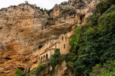 İspanya 'nın Burgos, Tobera köyünde büyük bir kaya kayalığının yanında küçük bir inziva yeri bulunmaktadır..