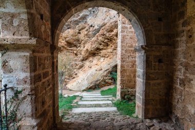 Tobera, Burgos, İspanya 'daki dağın yanındaki inzivada çok eski taş kemerler.