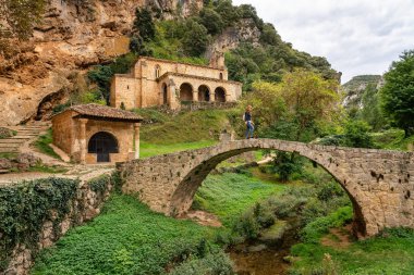 Santa Maria de la Hoz 'un inzivası Tobera, Burgos' un pitoresk köyünün yanında.