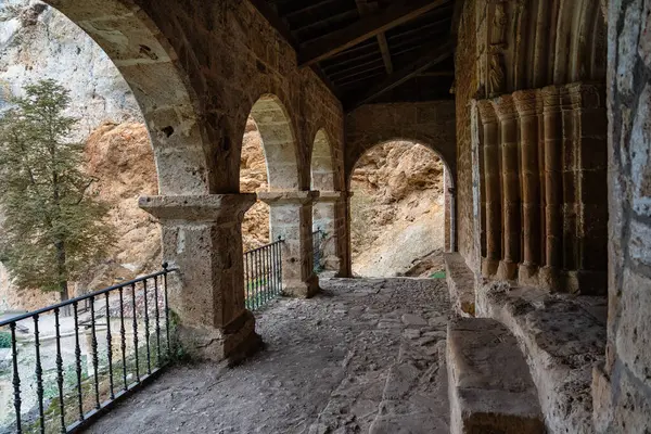 Tobera, Burgos, İspanya 'daki dağın yanındaki inzivada çok eski taş kemerler.