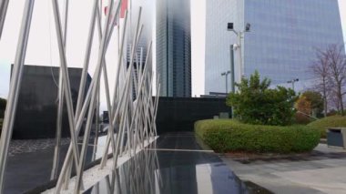 Sisli bir günde binaların sonunu görmeni engelleyen cam kuleleri olan Madrids finans bölgesi.