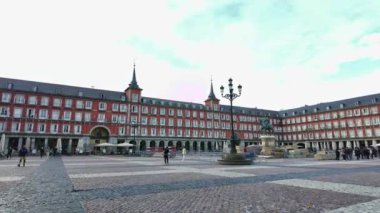 Madrids Plaza Belediye Başkanı 'nın zamanı. Kışın gökyüzü bulutlarla kaplıyken.