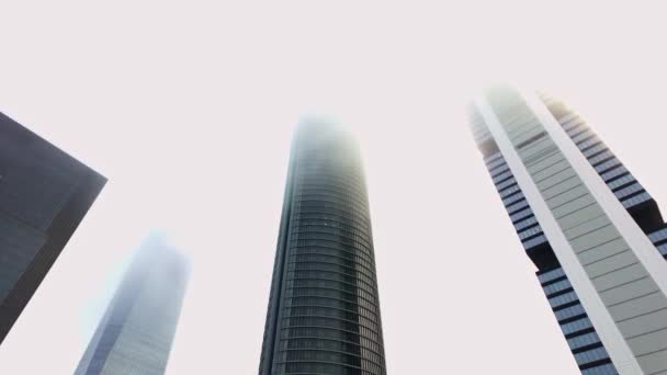 霧の日にガラスの塔を持つマドリッドの金融地区は 建物の終わりを見ることを妨げます — ストック動画